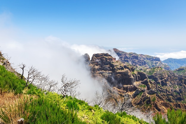 Montañas en paisaje de nubes