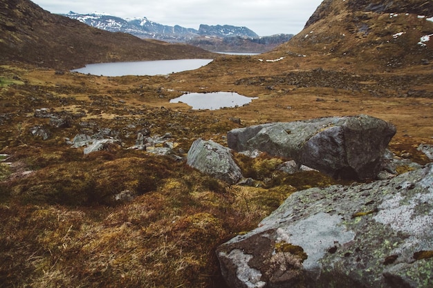 Montañas y paisajes de Noruega en las islas Lofoten Paisaje escandinavo natural