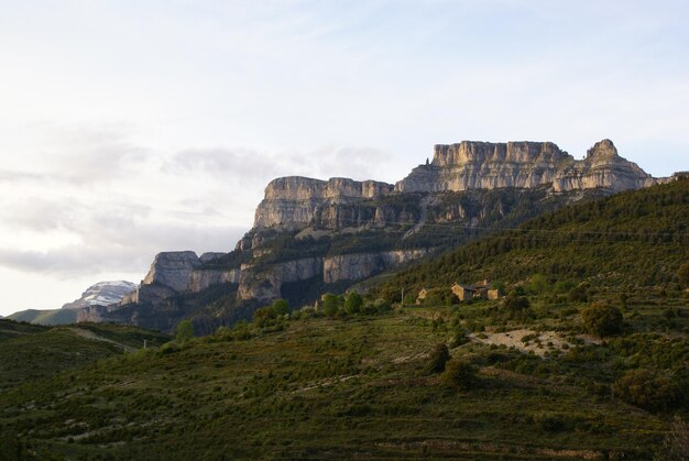 Foto montañas en parque nacinal de ordesa y monte perdido. vistas de montaña en el cañón de añisclo.