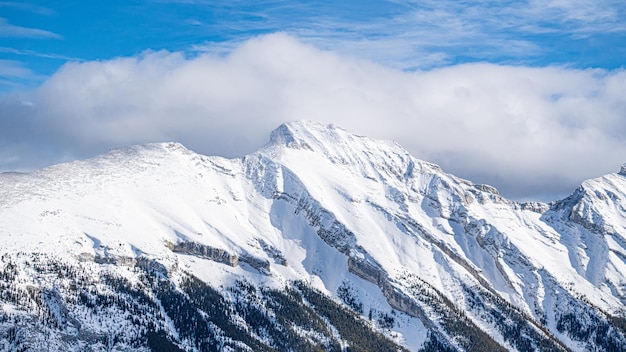 Montañas en el parque nacional de Banff cubiertas de nieve