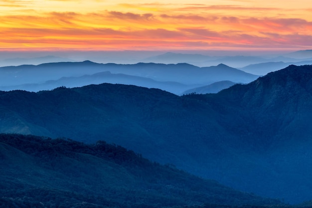 Montañas del parque nacional de Doi Inthanon y cielo brillante del amanecer. Tailandia del norte.
