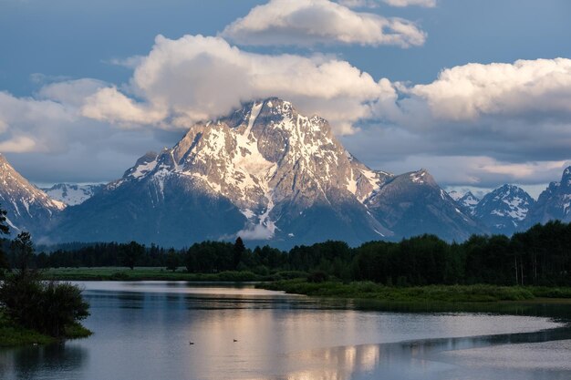 Montañas en el Parque Nacional Grand Teton en la mañana Oxbow Bend en el río Snake