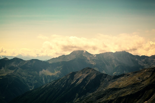 Foto montañas en el parque nacional hohe tauern en alpes en austria