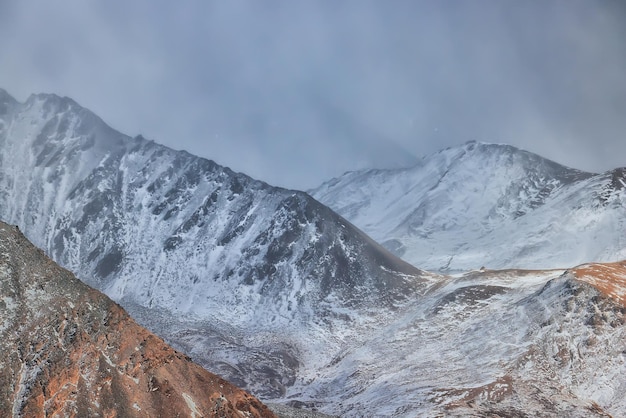 montañas picos nevados, paisaje abstracto vista de invierno