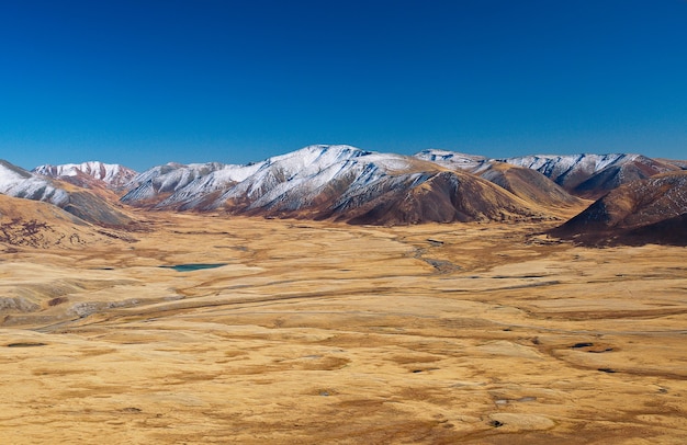 Montañas con picos nevados