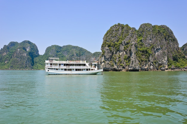 Montañas de piedra caliza de la bahía de Halong, Vietnam