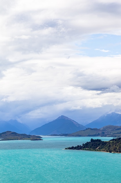 Foto montañas piramidales en las costas e islas del lago wakatipu, isla del sur, nueva zelanda