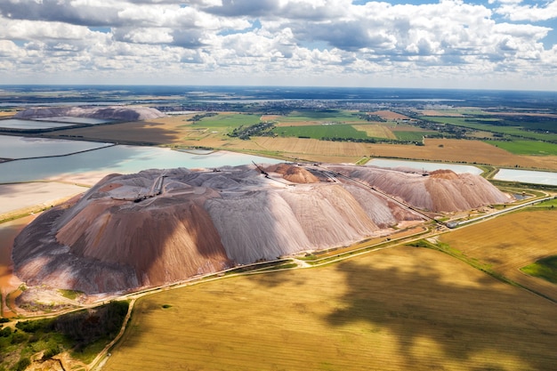 Montañas de productos para la producción de sal potásica y depósitos artificiales. Montañas de sal cerca de la ciudad de Soligorsk. Producción de fertilizantes para la tierra. Bielorrusia.