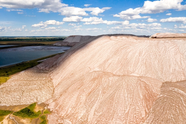 Montañas de productos para la producción de sal potásica. Montañas de sal cerca de la ciudad de Soligorsk. Producción de fertilizantes para la tierra. Bielorrusia.