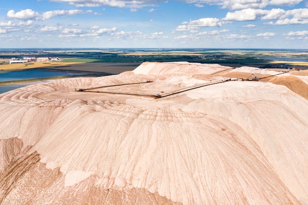 Montañas de productos para la producción de sal potásica. Montañas de sal cerca de la ciudad de Soligorsk. Producción de fertilizantes para la tierra. Bielorrusia.