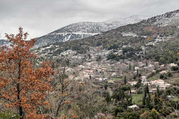 Montañas y pueblo en un día de invierno Grecia