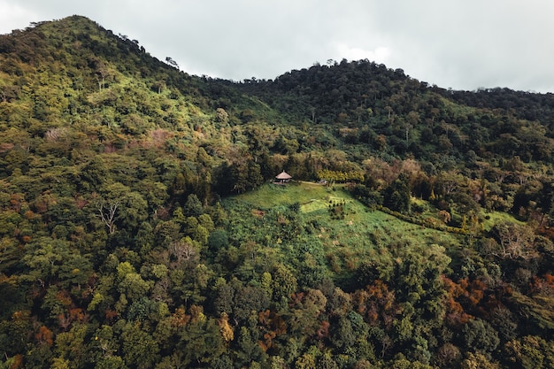 Montañas y pueblos en la colina, paisaje natural.