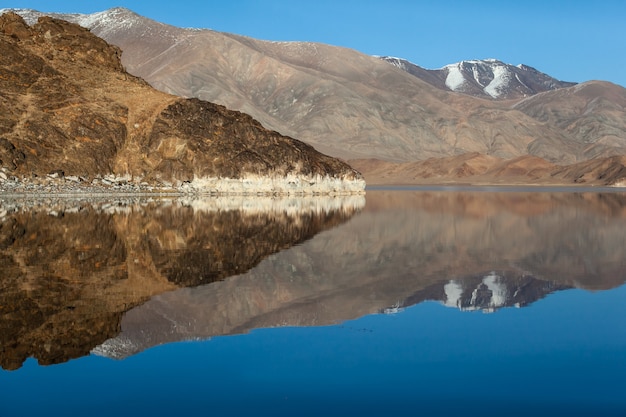 Montañas que se reflejan en el lago