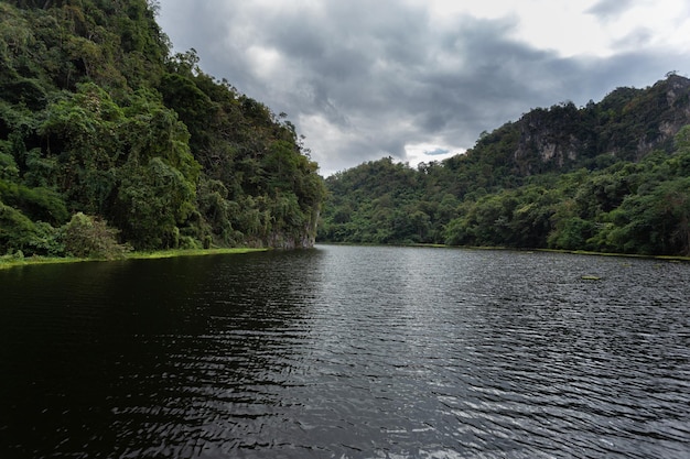 Montañas que rodean el lago de Kiew Lom Dam Lampang Tailandia