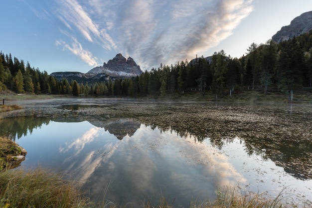 montañas reflejadas en un lago