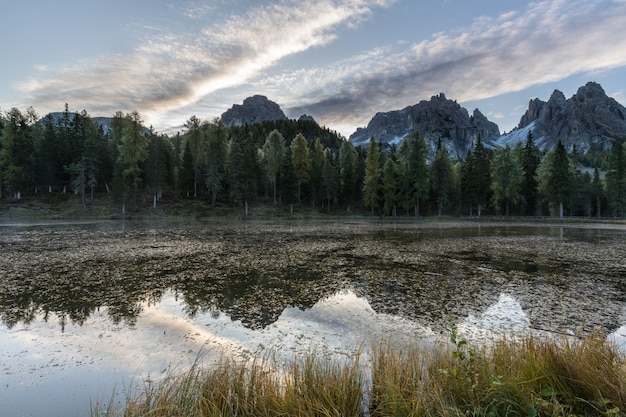 montañas reflejadas en un lago