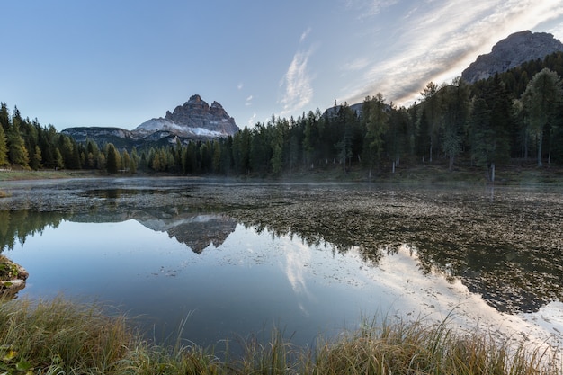 montañas reflejadas en un lago