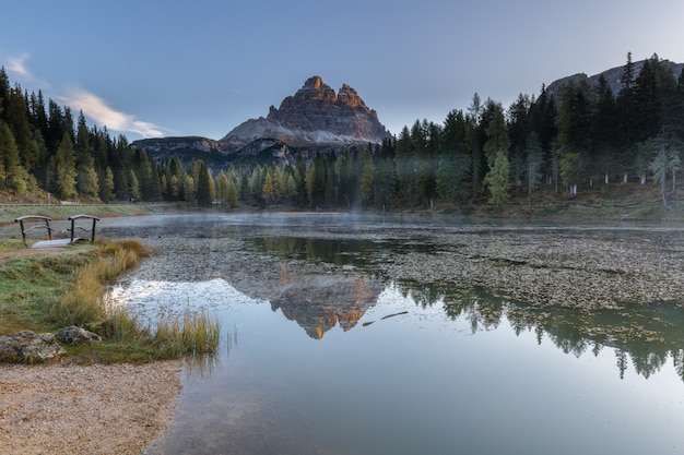 montañas reflejadas en un lago