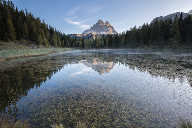 montañas reflejadas en un lago