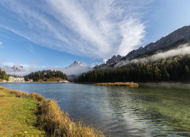 montañas reflejadas en un lago