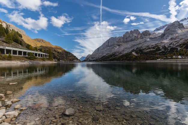 montañas reflejadas en un lago