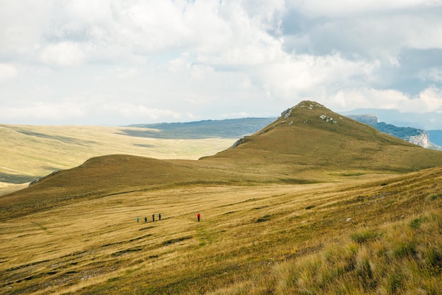 Montañas de la República de Adygea Rusia Yavorova Polyana Ruta a pie y belleza de las montañas del Cáucaso de Adygea La reserva del Cáucaso Cordillera del Cáucaso Montaña Lago Lagonaki