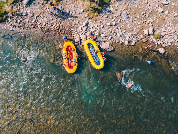 Foto montañas, río, rafting, atracción extrema, verano. copie el espacio. vista aérea