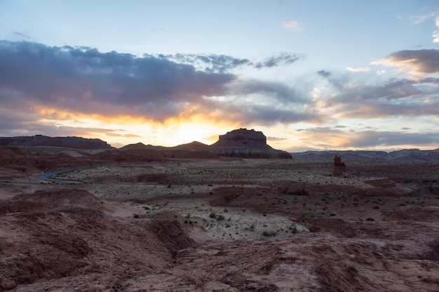 Montañas de roca roja en el desierto al amanecer.