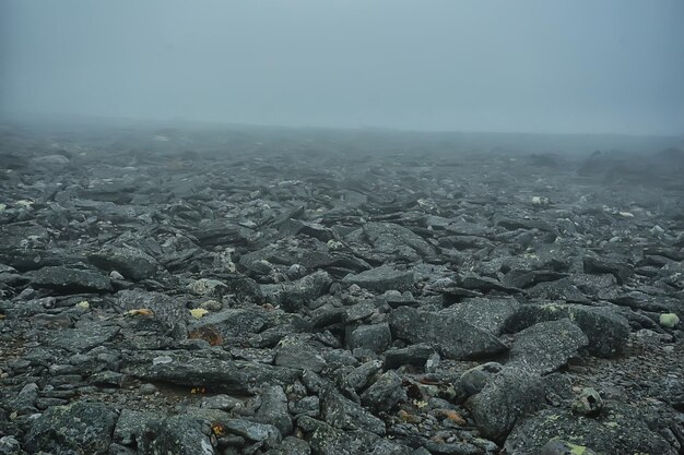 montañas rocas piedras niebla paisaje, fondo minimalista