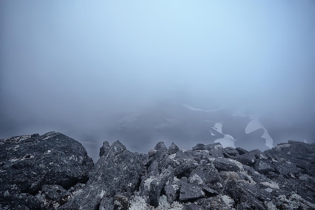 montañas rocas piedras niebla paisaje, fondo minimalista