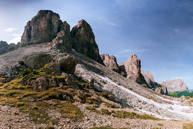 Montañas Rocosas al atardecer Alpes Dolomitas, Italia