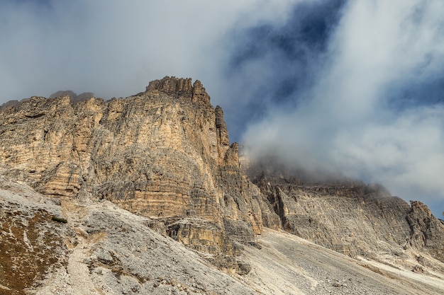 Montañas rocosas y cielo azul nublado en el parque nacional de Tre Cime di Lavaredo, Dolomitas, Italia