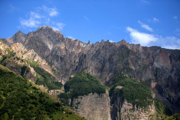 Montañas rocosas contra el cielo azul Paisaje montañoso de Georgia