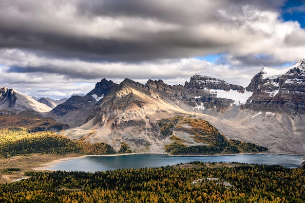 Montañas rocosas con la luz del sol y el lago en el sombrío parque provincial Assiniboine, British Columbia, Canadá