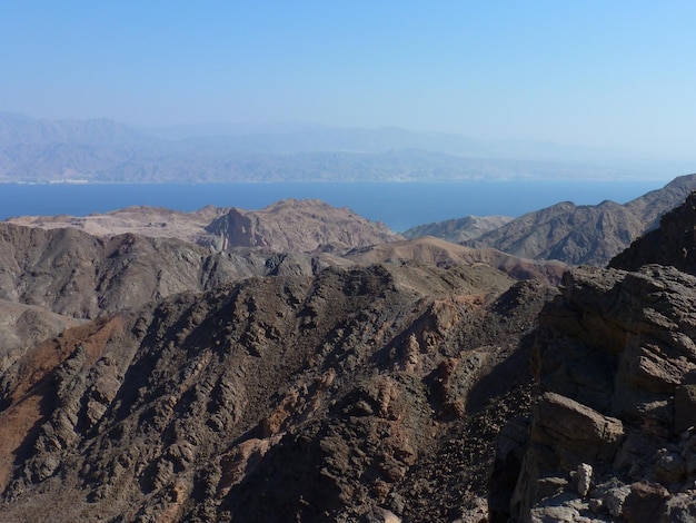 Montañas rocosas y mar contra un cielo despejado