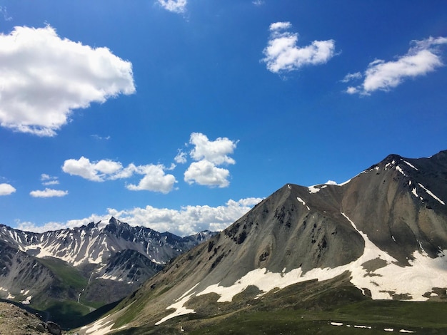 Montañas rocosas nevadas contra el cielo azul