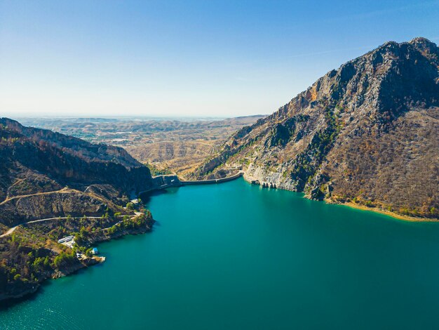 Montañas rocosas sobre el lago oymapinar turquía en la mañana lago de agua azul profundo colinas borrosas en el