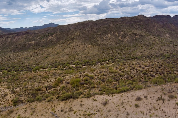 Montañas rocosas de vista aérea en el desierto alto en el de arizona