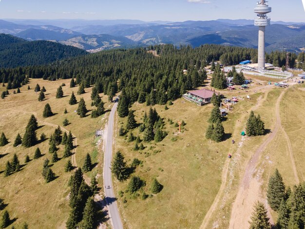 Foto montañas rodopes y la torre snezhanka bulgaria