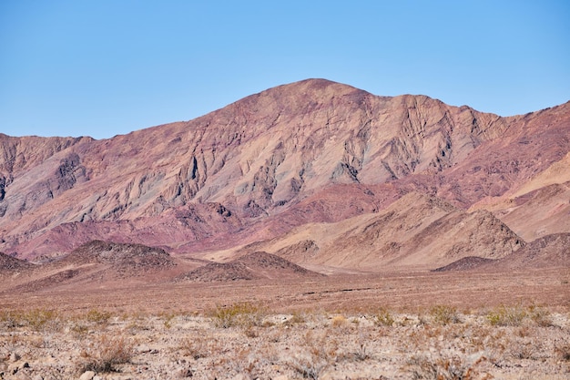 Montañas rojas y tostadas del desierto a principios de la primavera