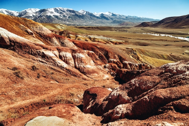 montañas rojas con transiciones de colores brillantes en un lugar llamado marte 1 república de altai