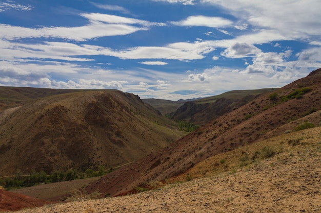 Foto montañas rojas en el valle de kyzyl-chin en altay