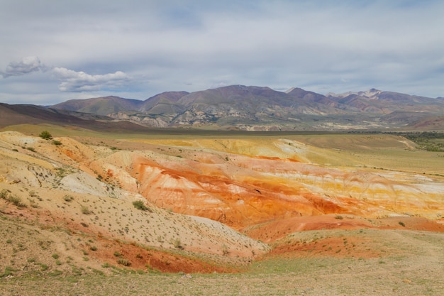 Montañas rojas en el valle de Kyzyl-Chin en Altay