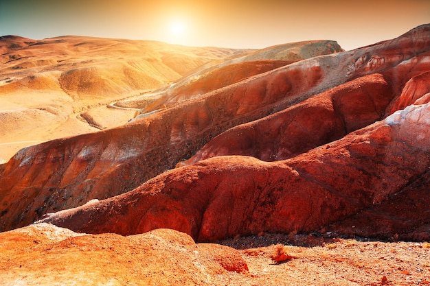 Montañas rojas en el valle de Kyzyl-Chin, también llamado valle de Marte. Altai, Siberia, Rusia