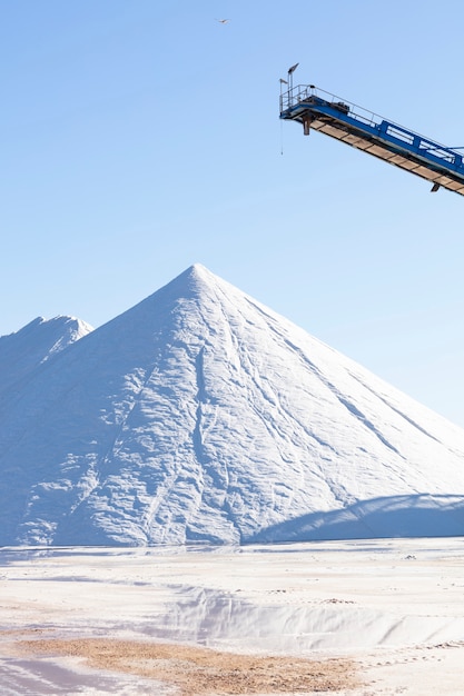 Montañas de sal apiladas en piso blanco