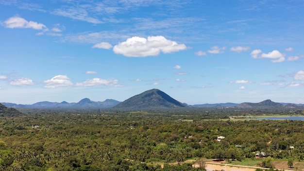 montañas y selvas en Sri Lanka, paisaje