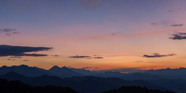 Montañas serenas bajo el cielo nocturno