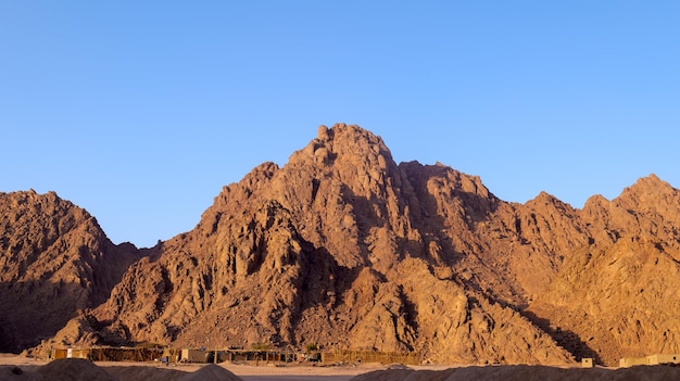 Montañas Sharm El Sheikh en el desierto beduino. Península Sinaí.