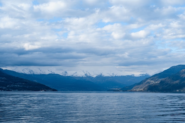 Montañas sobre el lago de como en italia