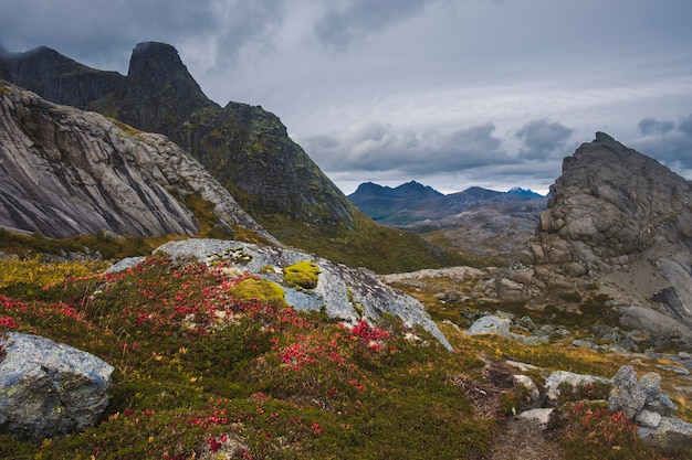 Montañas sobre el pueblo pesquero de Nusfjord,